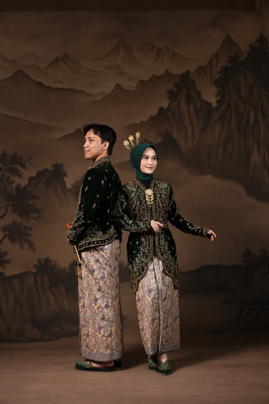 Pasangan berdiri bersama dalam busana adat Jawa